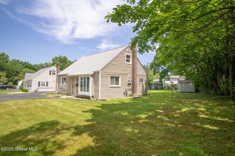 1 Charles Rd in Latham, NY - Foto de edificio - Building Photo