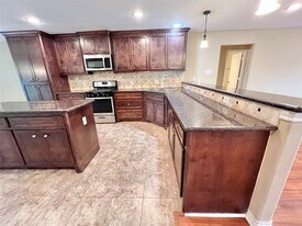 7017 Caldwell St in Hitchcock, TX - Building Photo