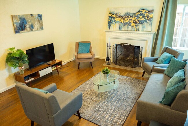 240 E Hedding St in San Jose, CA - Foto de edificio - Building Photo