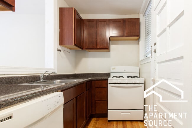 property at 732 W Roscoe St