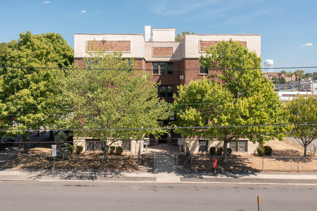 214 Linden Ave in Westbury, NY - Foto de edificio