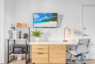 2602 E Hallandale Beach Blvd in Hallandale Beach, FL - Building Photo - Building Photo