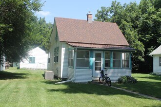 706 E Lewis St in Vermillion, SD - Building Photo - Building Photo