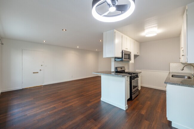 12210 Magnolia Blvd in Valley Village, CA - Building Photo - Building Photo