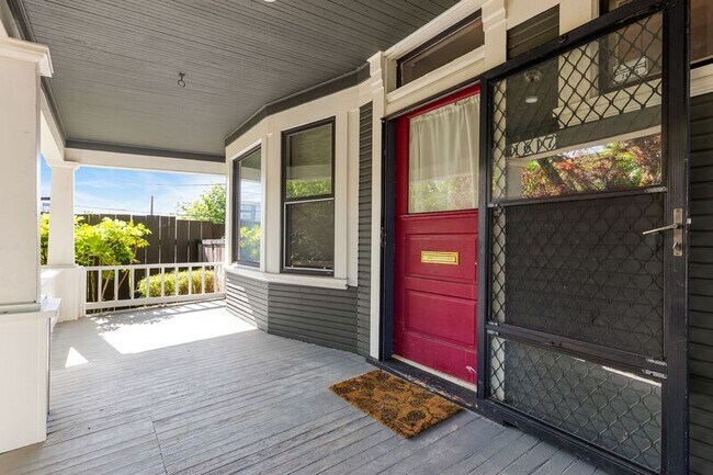1617 NE Couch St in Portland, OR - Building Photo - Building Photo