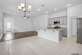 7977 Brown Hickory Ave in Baton Rouge, LA - Building Photo - Building Photo