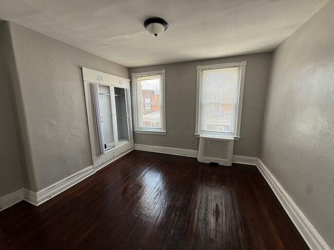 property at 1921 E Monmouth St