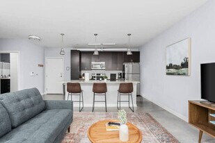 450 E Market St in Indianapolis, IN - Building Photo