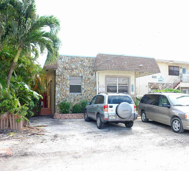 5611 N Ocean Dr in Hollywood, FL - Building Photo - Building Photo