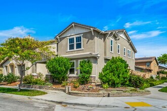 1225 Los Olivos Street in Chula Vista, CA - Foto de edificio - Building Photo