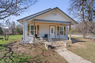 108 N Jefferson Ave in Cameron, TX - Building Photo - Building Photo