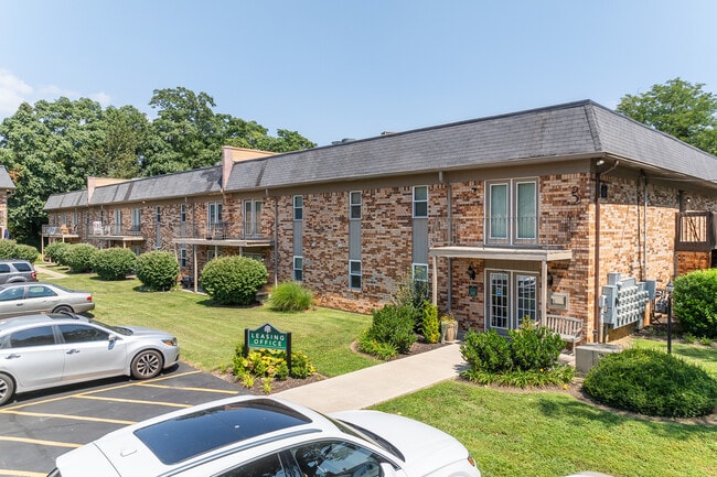 Poplar Terrace in Louisville, KY - Building Photo - Building Photo