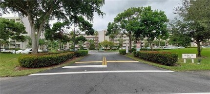 2108 S Cypress Bend Dr in Pompano Beach, FL - Building Photo - Building Photo