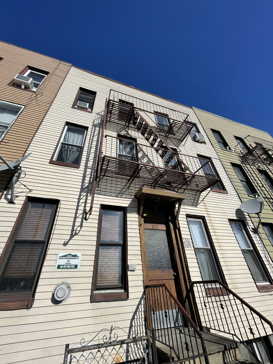 215 India St in Brooklyn, NY - Building Photo