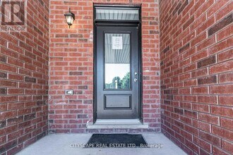 5228 Pinedale Ave in Burlington, ON - Building Photo - Building Photo