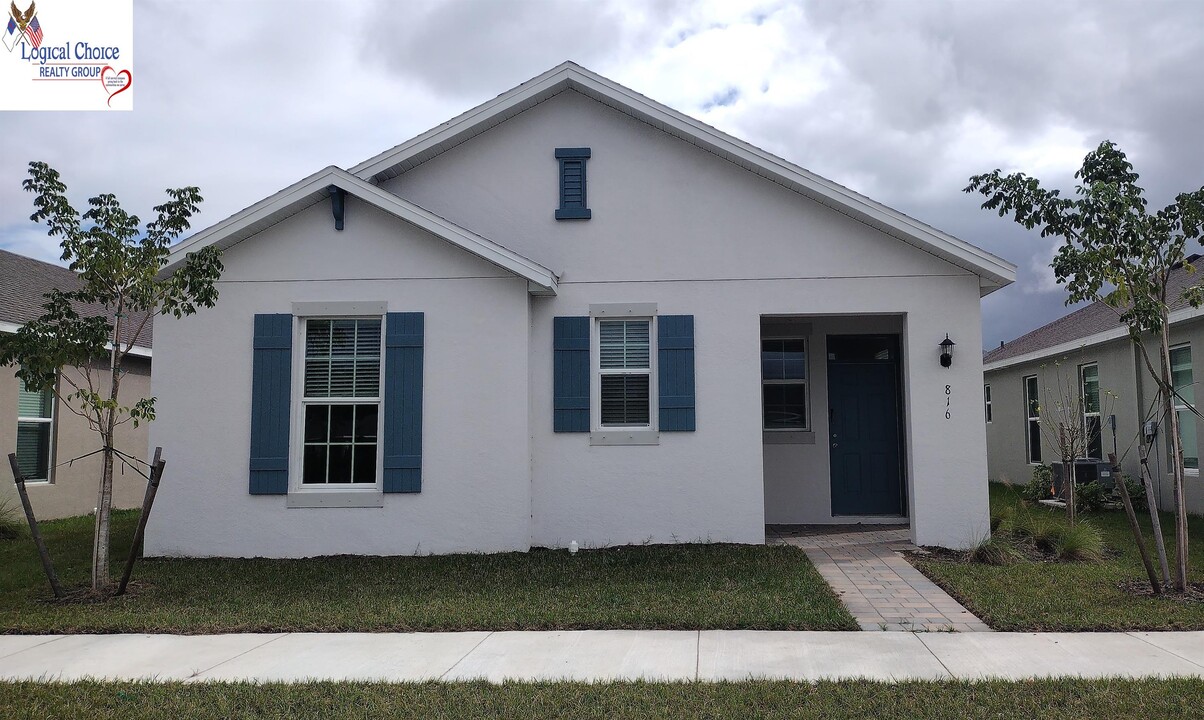 816 Friendship Cir in La Belle, FL - Building Photo