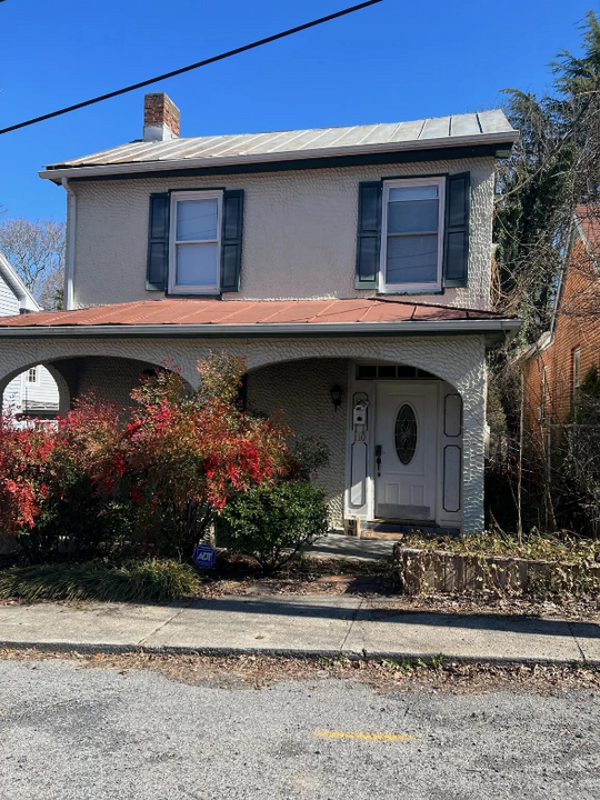 110 E Henry St in Lexington, VA - Foto de edificio