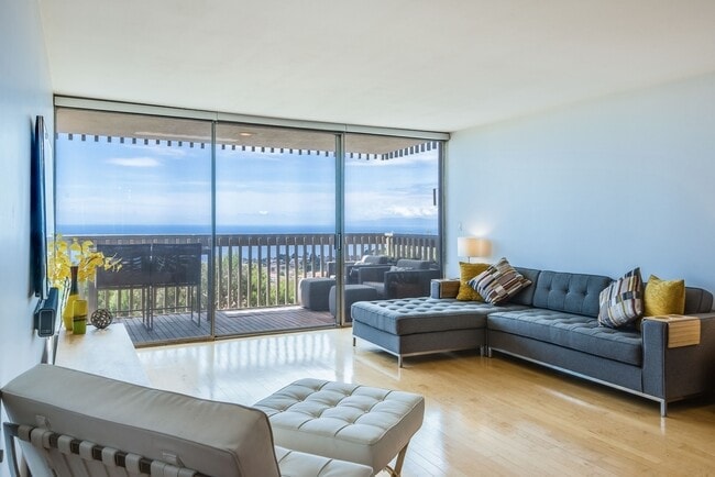 6542 Ocean Crest Dr in Rancho Palos Verdes, CA - Building Photo - Building Photo