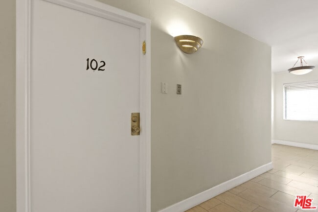 1310 S Roxbury Dr in Los Angeles, CA - Building Photo - Building Photo