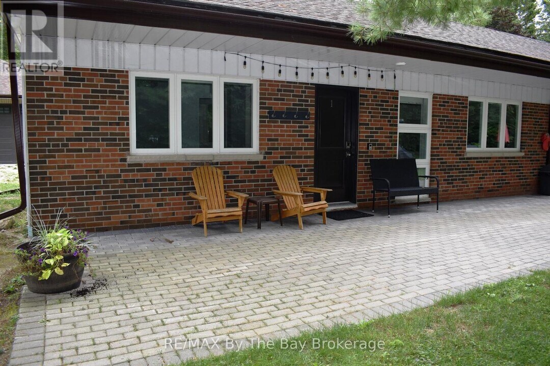 1054 Lawson Rd in Tiny, ON - Building Photo