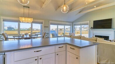 105 Sound Breeze Ave in Groton, CT - Foto de edificio - Building Photo