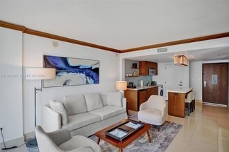 6801 Collins Ave, Unit 309 Door  314 in Miami Beach, FL - Foto de edificio - Building Photo