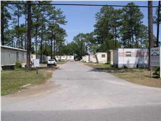 3027 Douglas Rd in Panama City, FL - Foto de edificio