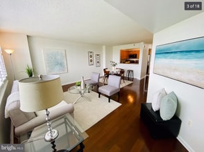 10101 Grosvenor Plz, Unit 714 in Rockville, MD - Foto de edificio - Building Photo