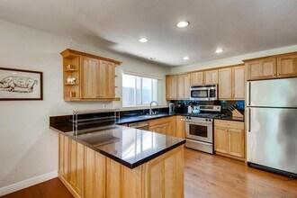 5664 Campanile Way in San Diego, CA - Foto de edificio - Building Photo