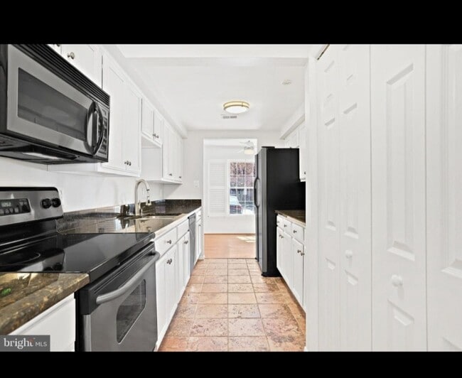6360 Silver Ridge Cir in Alexandria, VA - Building Photo - Building Photo