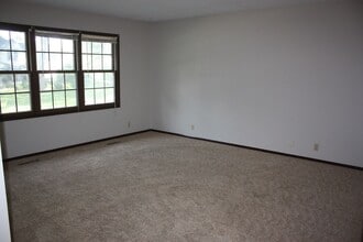 1007 Monroe St in Pella, IA - Building Photo - Building Photo