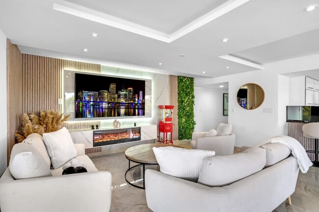 468 Golden Isles Dr in Hallandale Beach, FL - Foto de edificio - Building Photo