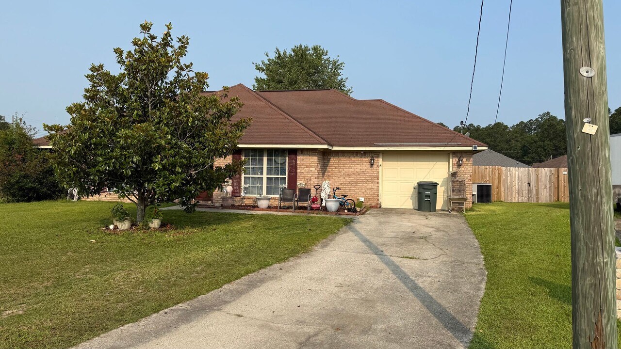 873 Birchwood Ln in Hinesville, GA - Building Photo