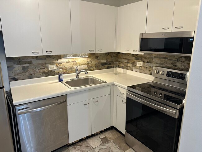 655 W Irving Park Rd, Unit Park Place, Tower in Chicago, IL - Foto de edificio - Building Photo