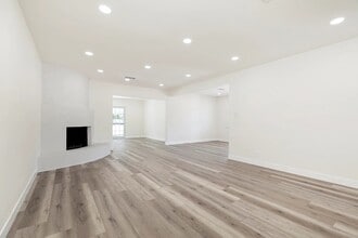 11110 Odell Ave in Sunland, CA - Foto de edificio - Building Photo