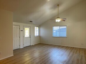 572 Mountain View Dr in Central Point, OR - Building Photo - Building Photo