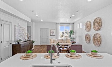 5724 Dakan Lp in Colorado Springs, CO - Foto de edificio - Building Photo