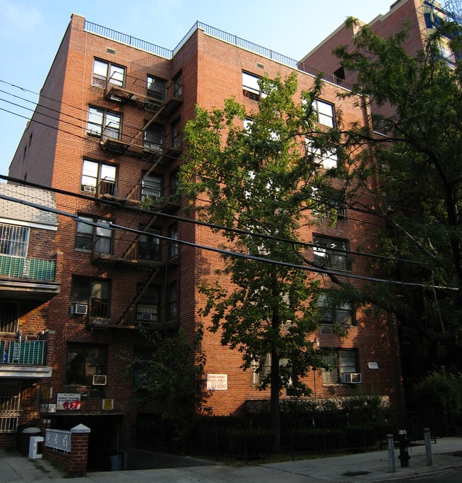 134-37 Maple Ave in Flushing, NY - Foto de edificio - Building Photo