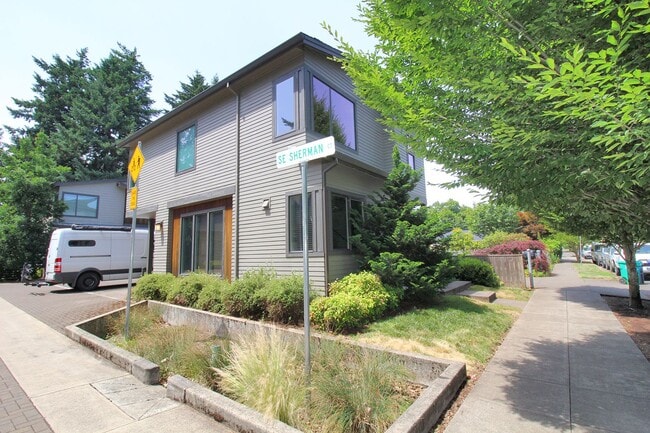 2273 SE 77th Ave in Portland, OR - Building Photo - Building Photo