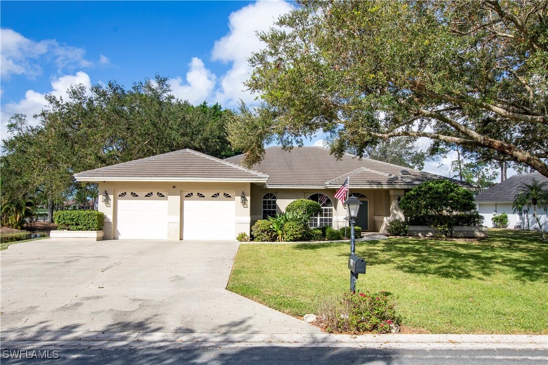 135 Muirfield Cir in Naples, FL - Foto de edificio