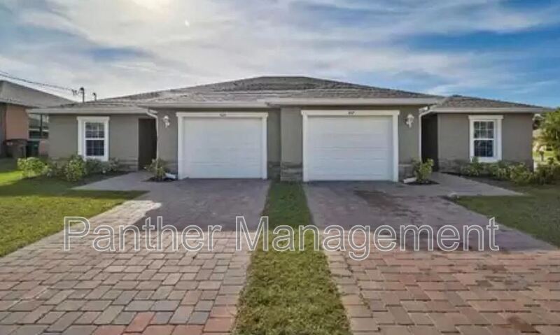 404 SW 3rd Ct in Cape Coral, FL - Foto de edificio