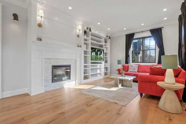700 Mohawk St