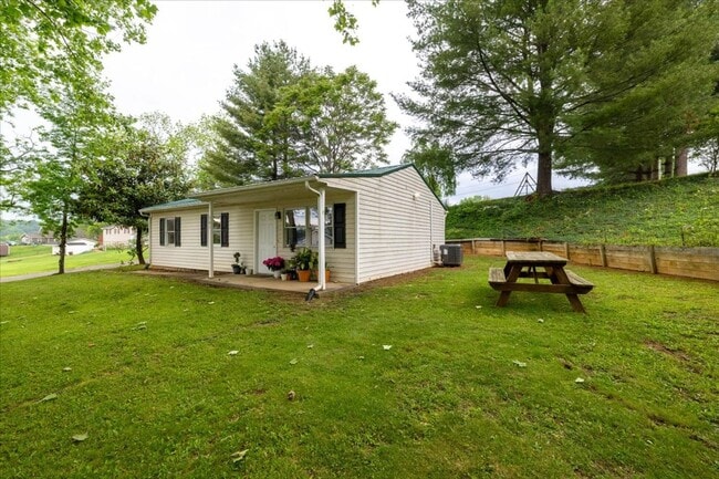 301 Forest Ave in Radford, VA - Building Photo - Building Photo