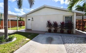 2490 NE 184th St in North Miami Beach, FL - Building Photo - Building Photo