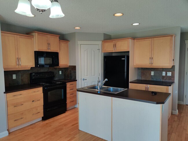 222 Royal Oak Cir NW in Calgary, AB - Building Photo - Building Photo