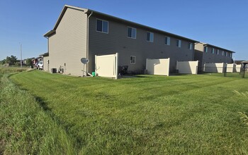8413 W 53rd St in Sioux Falls, SD - Building Photo - Building Photo