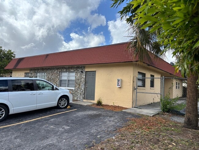 931 SW 80th Ave in North Lauderdale, FL - Building Photo - Building Photo