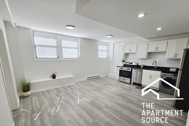 property at 732 W Roscoe St