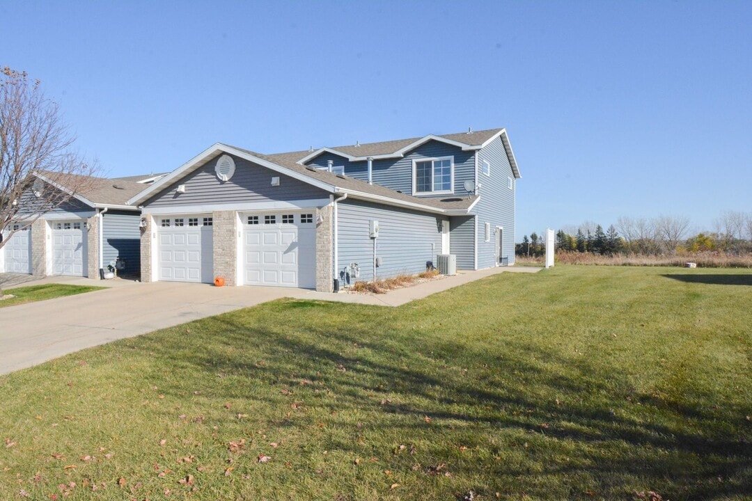 491 Pointe Ct SW in Rochester, MN - Building Photo