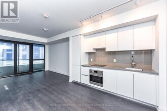 4015 The Exchange in Mississauga, ON - Building Photo - Building Photo